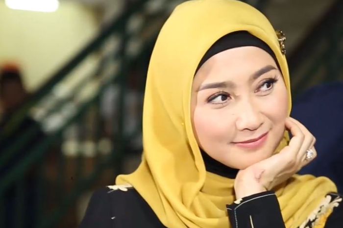 Desy Ratnasari 