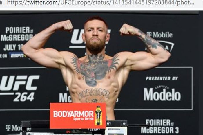 Petarung kelas ringan UFC, Conor McGregor, saat melakoni proses timbang badan UFC 264.