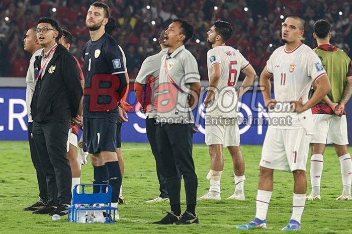 Momen Timnas Indonesia nyanyikan lagu Tanah Airku di SUGBK usai laga melawan Australia.