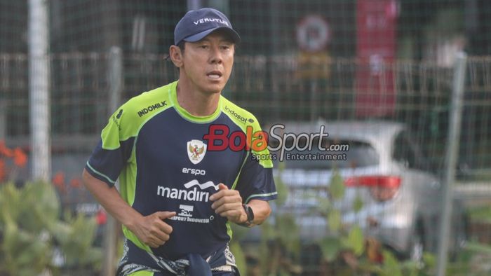 Pelatih timnas Indonesia, Shin Tae-yong, saat berlatih dengan jersey model baru di Lapangan B, Senayan, Jakarta, Jumat (30/8/2024).