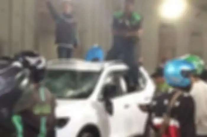 Kerumunan Ojol saat memberhentikan mobil