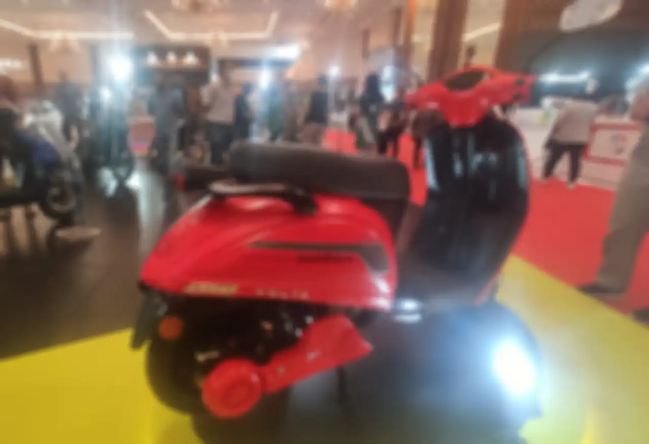 Tampak belakang motor listrik Volta Mandala, mirip banget dengan Vespa.