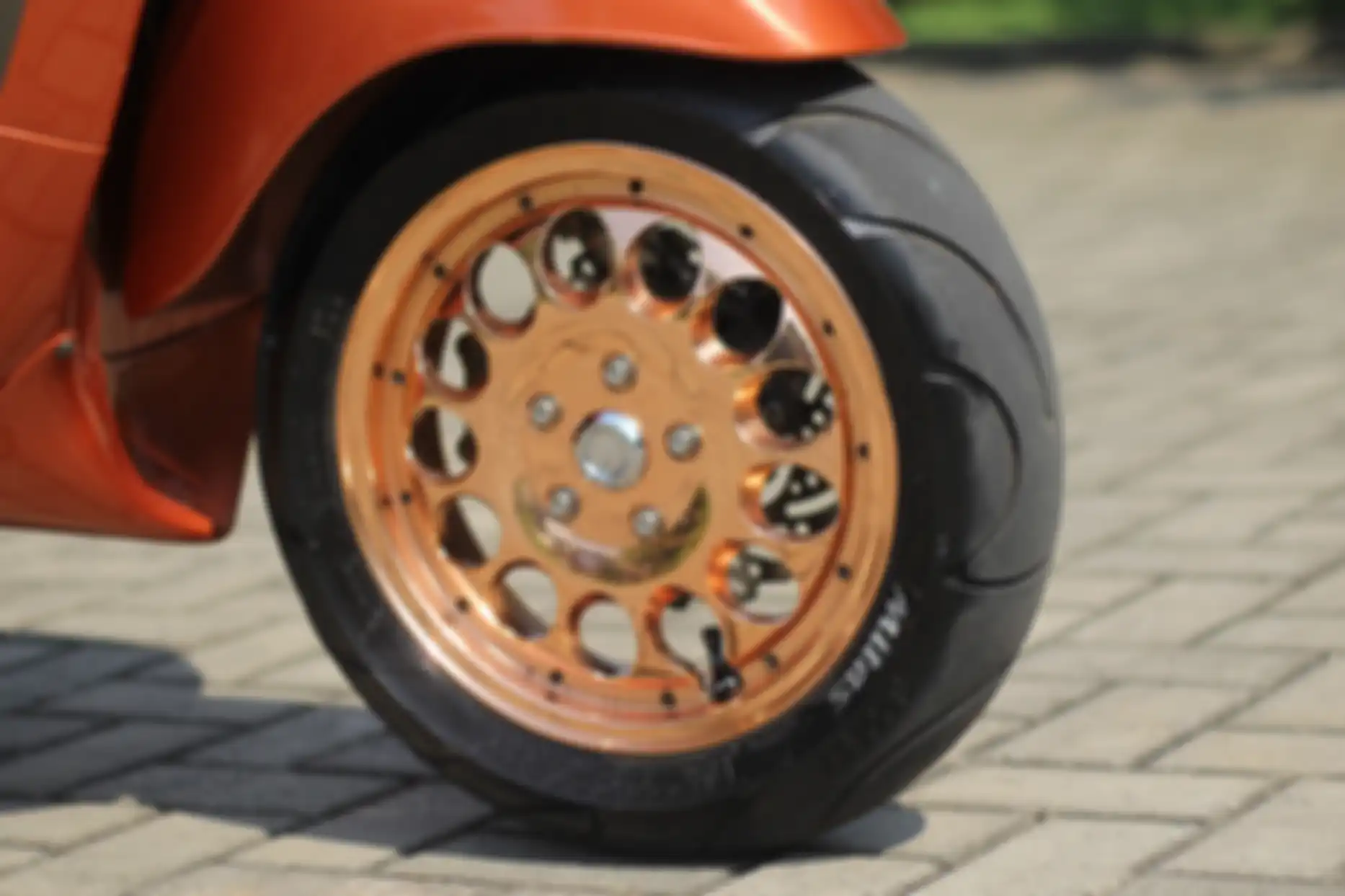 Pelek V-Rossi dilabur krom rose gold persis seperti perhiasan, ganteng!