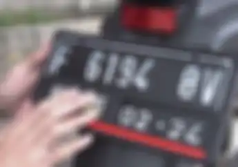 Pelat Nomor Kendaraan Bermotor Akan Berubah Warna Tahun Ini, Polisi Jelaskan Alasannya