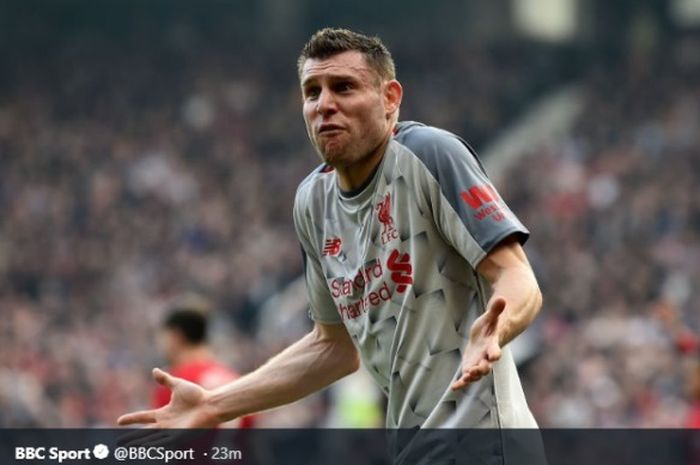 Pemain Liverpool, James Milner, saat bermain kontra Manchester United di Stadion Old Trafford, Minggu (24/2)