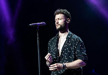 Sukses Gelar Konser, Calum Scott Ungkap Sosok yang Mendorongnya Jadi Penyanyi