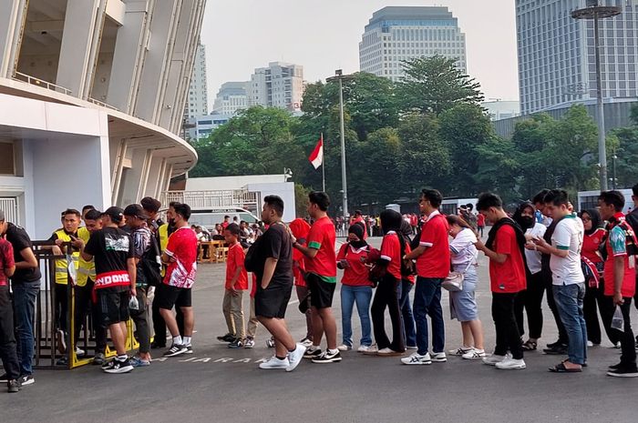 Suporter timnas Indonesia yang mulai datang ke stadion GBK untuk mendukung timnas Indonesia vs Brunei Darussalam.