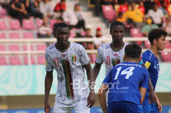 Pemain Timnas U-17 Mali, Mamadou Doumbia, mencetak hat-trick saat laga melawan Uzbekistan di penyisihan Grup B Piala Dunia U-17 2023 di Stadion Manahan, Surakarta, Jumat (10/11/2023).