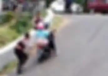 Salut! Polisi Bantu Pengendara di Kawasan Wisata Saat Liburan Akhir Tahun Ini, Lihat Videonya