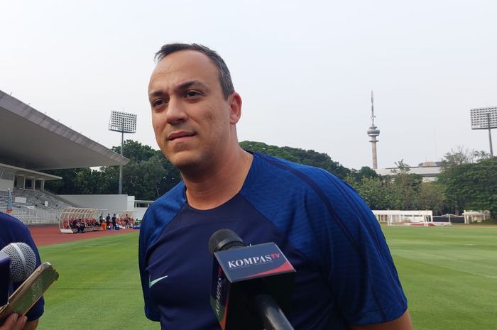 Pelatih timnas U-17 Brasil Phelipe Leal saat memberi keterangan kepada awak media di Stadion Madya, Senayan, Jakarta, Senin (13/11/2023).