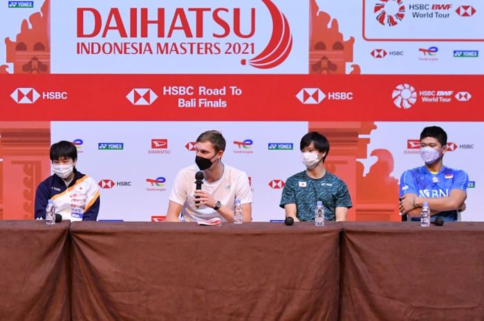 Dari kiri ke kanan, Akane Yamaguchi (Jepang), Viktor Axelsen (Denmark), Yuta Watanabe (Jepang), Praveen Jordan pada konferensi pers jelang Indonesia Masters 2021 di Nusa Dua, Bali.