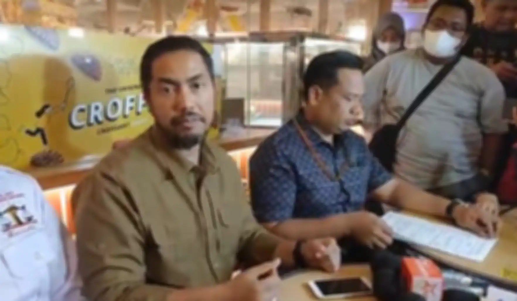 Kuasa hukum Ferry Irawan, Khairul Imam menjelaskan bahwa status tersangka kliennya tidak akan mengganggu proses sidang cerai.