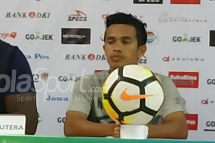 Pemain Persiraja Banda Aceh, Nazarul Fahmi, membantu orang tuanya berjualan perabot di Aceh.