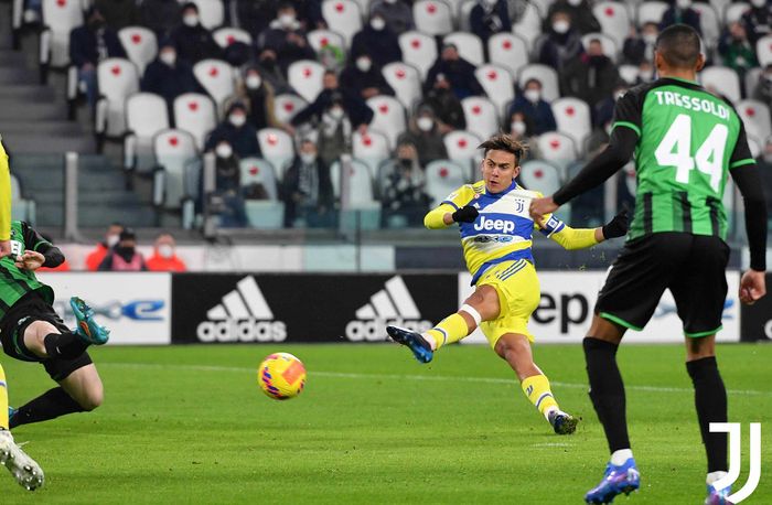 Striker Juventus, Paulo Dybala, mencetak gol ke gawang Sassuolo dalam laga perempat final Coppa Italia di Stadion Allianz, Kamis (10/2/2022).