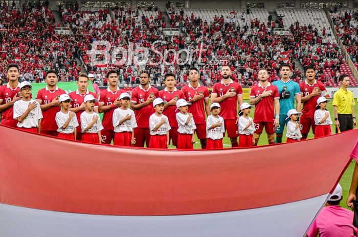 Skuad Timnas Indonesia menyanyikan lagu kebangsaan dalam laga pekan pertama Piala AFF 2022 di Stadion Utama Gelora Bung Karno, Senayan, Jakarta, 23 Desember 2022.