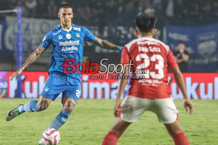 Alberto Rodriguez (kiri) sedang menguasai bola dalam laga leg pertama final Liga 1 2023 antara Persib Bandung versus Madura United di Stadion Si Jalak Harupat, Bandung, Jawa Barat, Minggu (26/5/2024).