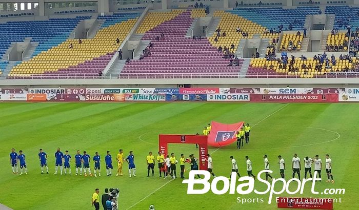 Pemain PSIS Semarang dan Persita Tangerang pada laga grup A Piala Presiden 2022, di Stadion Manahan, Senin (13/6/2022).