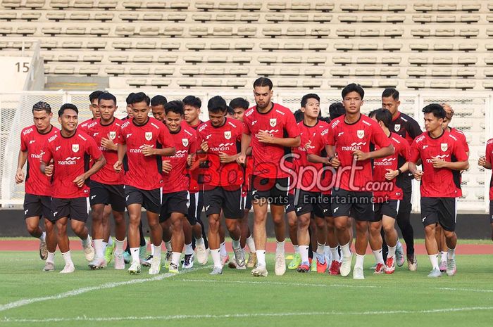 Sebanyak 27 pemain telah bergabung dalam TC perdana Timnas U-22 Indonesia jelang SEA Games 2025. Sementara itu, ada 7 pemain termasuk Hokky Caraka hingga Ivar Jenner yang belum gabung di latihan perdana, di Stadion Madya, Senayan, Jakarta, Jumat (3/10/2025).