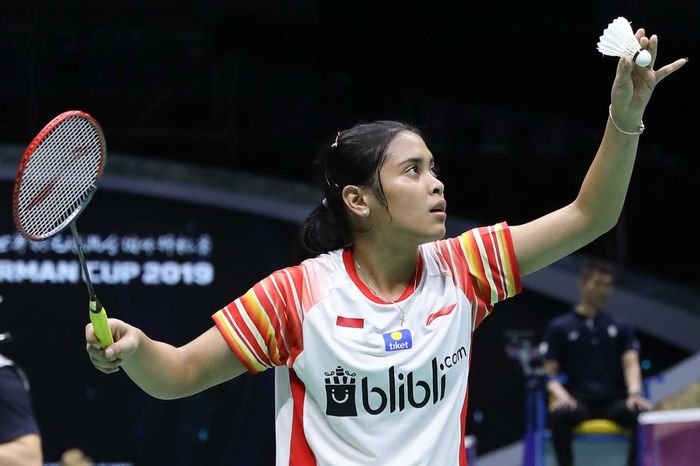 Pebulu tangkis tunggal putri Indonesia, Gregoria Mariska Tunjung, bersiap melepas servis saat menjalani pertandingan melawan Abigail Holden pada penyisihan Grup B Piala Sudirman 2019 kontra Inggris di Guangxi Sports Center Gymnasium, Nanning, China, Minggu (19/5/2019).