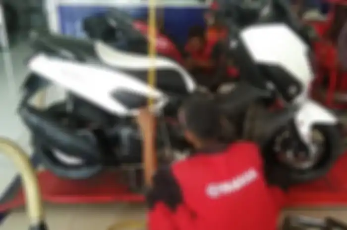 Ilustrasi servis dan ganti oli Yamaha NMAX.