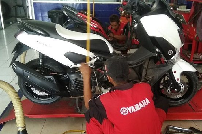 Ilustrasi servis dan ganti oli Yamaha NMAX.