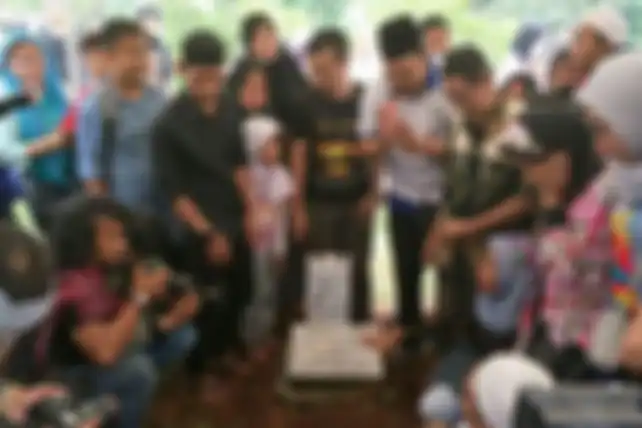 Proses pemakaman Laila Sari