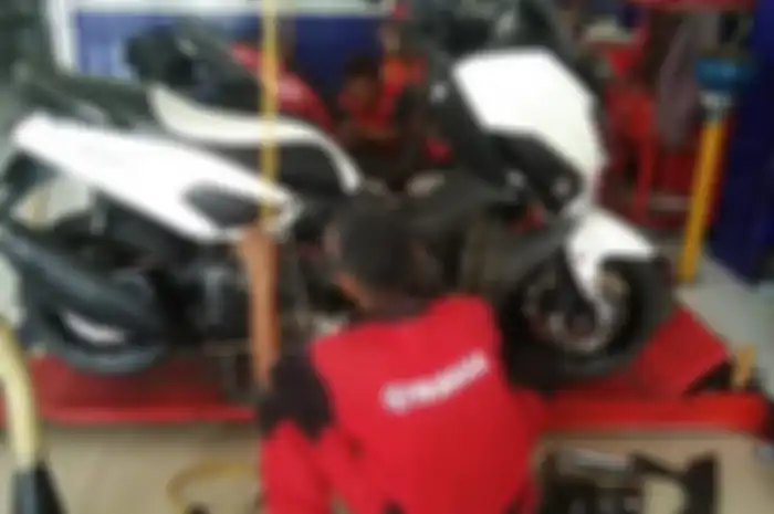 Ilustrasi servis dan ganti oli Yamaha NMAX.