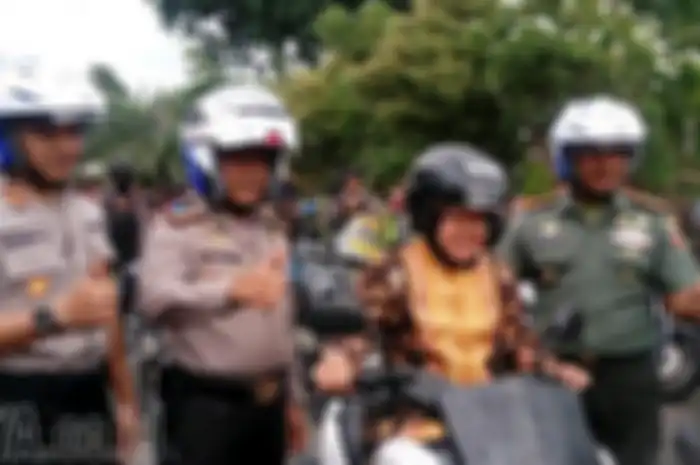 Walikota Surabaya Tri Rismaharini menaiki Yamaha NMAX