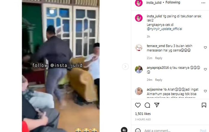 Seorang pria langsung berlari untuk menghampiri orang tuanya yang telah tiada.