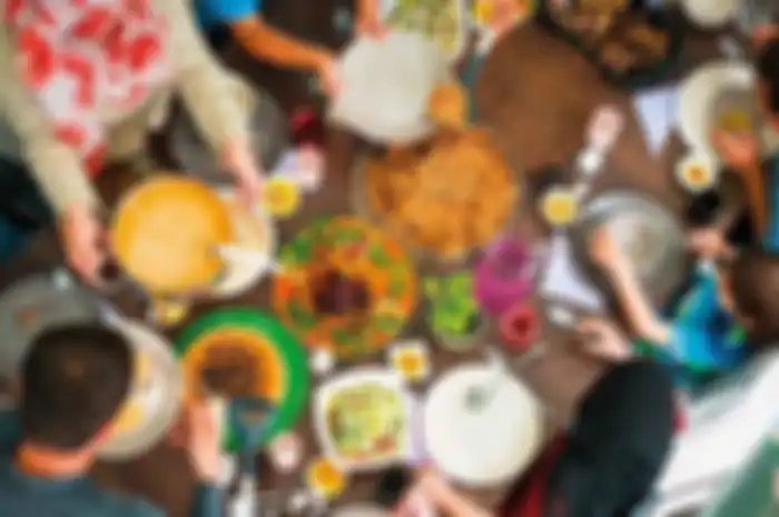 Ilustrasi makan saat berbuka
