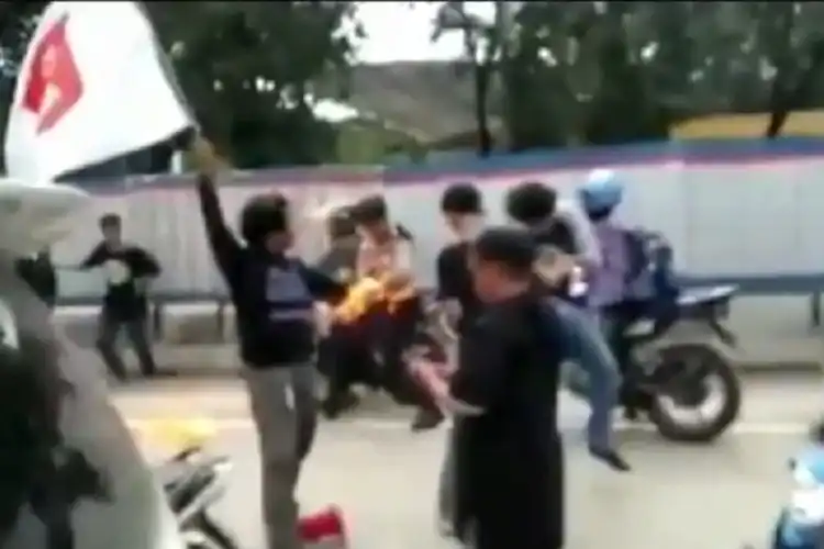 Sedih Lihatnya, Kanit Sabhara Nyaris Terbakar Hidup-hidup Bubarkan Demo, Pemotor Ketakutan