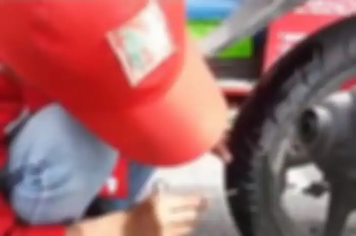 Ban motor harus mendapat perhatian biar enggak celaka.