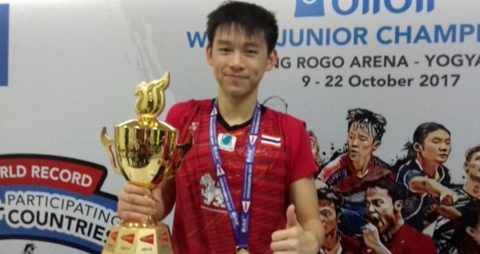 Pebulu tangkis tunggal putra Thailand, Kunlavut Vitidsarn, berpose bersama trofi juara pada Kejuaraan Dunia Junior 2017 di GOR Among Rogo, Yogyakarta.