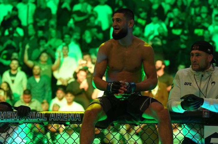 Khamzat Chimaev (kiri) saat ditemani Gilbert Burns (kanan) ketika menanti lawan datang sebelum bertarung pada UFC 273. 