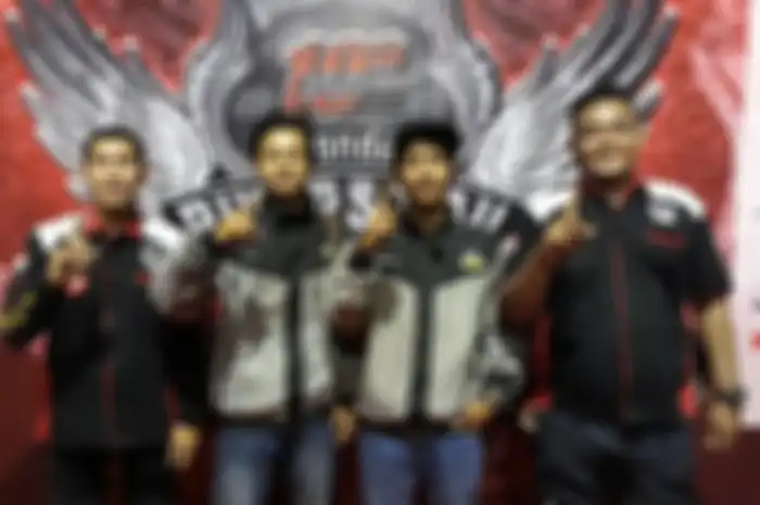 Randa dan temannya (di tengah) yang rela jauh-jauh riding demi Honda Bikers Day