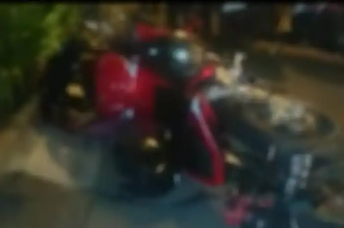 Honda CBR150 hancur usai tabrakan dengan Yamaha NMAX di Bekasi.