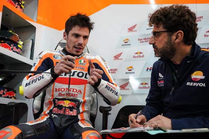 Pembalap Repsol Honda, Joan Mir, berbicara kepada kepala kru, Santi Hernandez, saat tes pasca-musim MotoGP di Sirkuit Ricardo Tormo, Valencia, Spanyol, 28 November 2023.