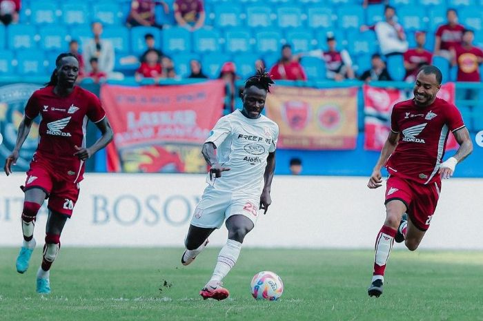 Suasana pertandingan pekan perdana Liga 1 2024-2025 antara PSM Makassar melawan Persis Solo di Stadion Batakan, Balikpapan.