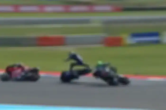Senggolan Maverick Vinales dan Franco Morbidelli di akhir lap MotoGP Argentina 2019.