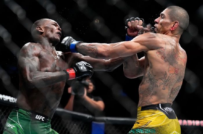 Israel Adesanya dikalahkan Alex Pereira dalam pertandingan gelar kelas menengah pada UFC 281 yang digelar di Madison Square Garden, New York, Amerika Serikat, 12 November 2022