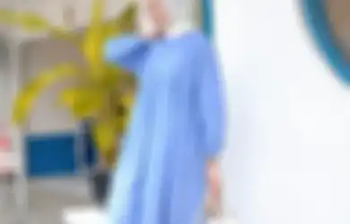 Anggun di Hari Raya, Ini 6 Model Dress + Tunik Lebaran Warna Baby Blue