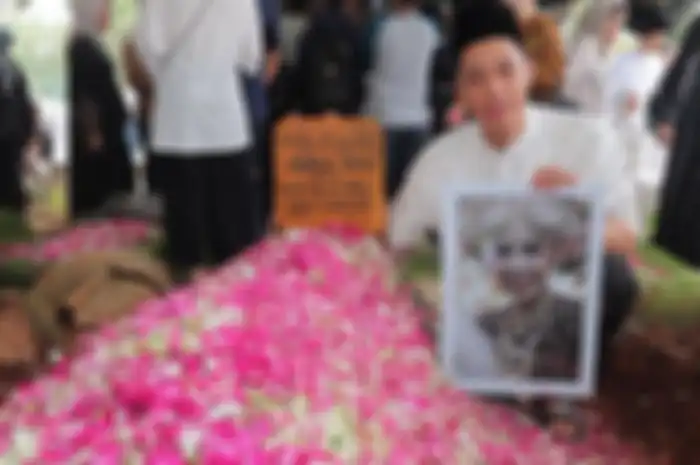 Rasyid Rajasa, saat memakamkan mendiang istrinya, Adara Taista, yang meninggal dunia karena kanker pada 21 April 2018 silam.