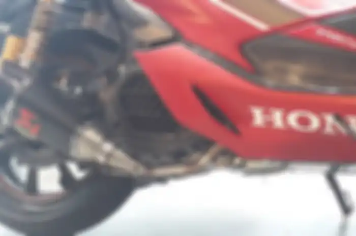 Knalpot Akrapovic palsu yang digunakan All New PCX 150