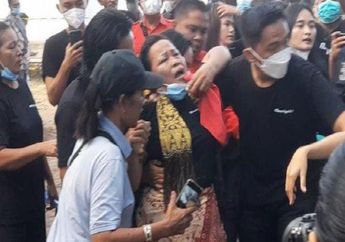 'Pak Presiden Tolong Kami!', Suasana Haru Selimuti Proses Autopsi Ulang Jenazah Brigadir J, sang Adik Peluk Ibu dan Ayah Mendiang di Makam