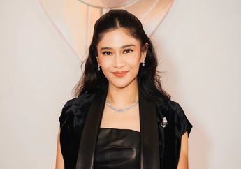 Dosen Paling Slay Se-Indonesia! Dian Sastro Pamer OOTD Kece Serba Hitam di Bandara Juanda!