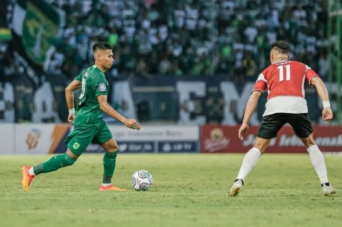 Suasana pertandingan antara Persebaya Surabaya melawan Madura United di Stadion Gelora Bung Tomo, Surabaya, Minggu (14/8/2022).