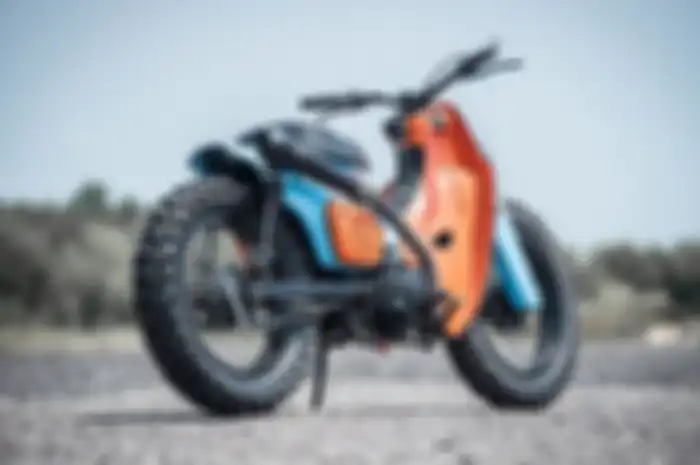 Honda Super Cub beraliran scrambler.