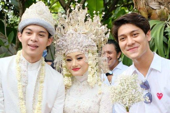 Dinda Hauw terang-terangan bocorkan kapan momen pernikahan Rizky Billar akan digelar saat terlibat satu panggung di acara yang sama
