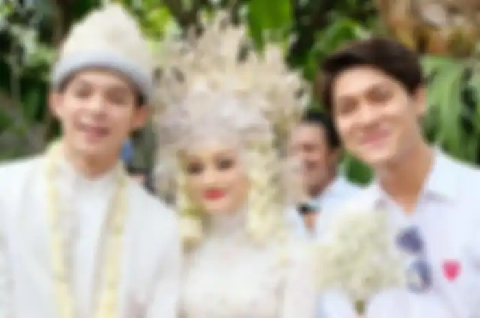 Dinda Hauw terang-terangan bocorkan kapan momen pernikahan Rizky Billar akan digelar saat terlibat satu panggung di acara yang sama