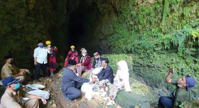 Pernikahan di dalam Gua Ngingrong, Wonosari, Gunungkidul. 